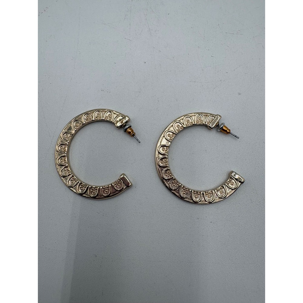 Gold Tone Embossed Scalloped Hoop Earrings Vintage Style Textured C-Hoops Womens
